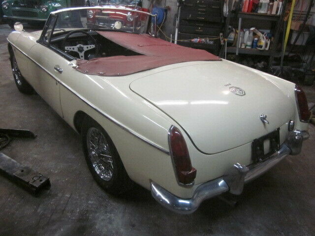 MG MGB 1965 image number 27