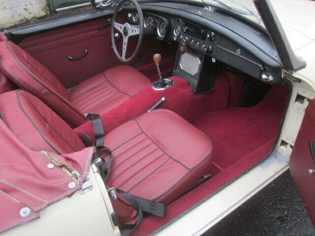 MG MGB 1965 image number 30