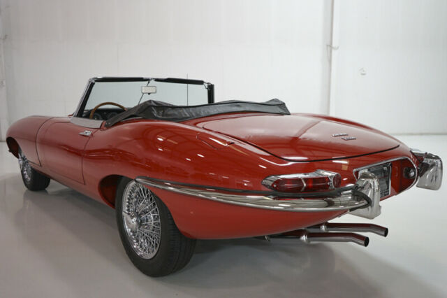 Jaguar E-Type 1967 image number 29