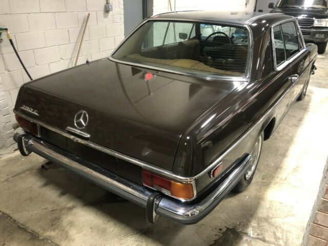 Mercedes-Benz 200-Series 1973 image number 1