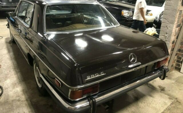 Mercedes-Benz 200-Series 1973 image number 31