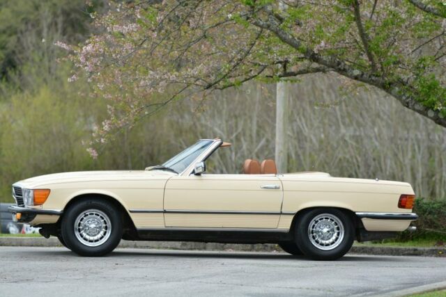 Mercedes-Benz SL-Class 1976 image number 36