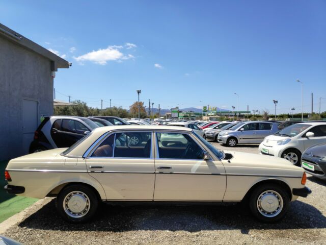 Mercedes-Benz 200-Series 1976 image number 0