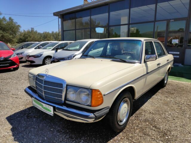 Mercedes-Benz 200-Series 1976 image number 15