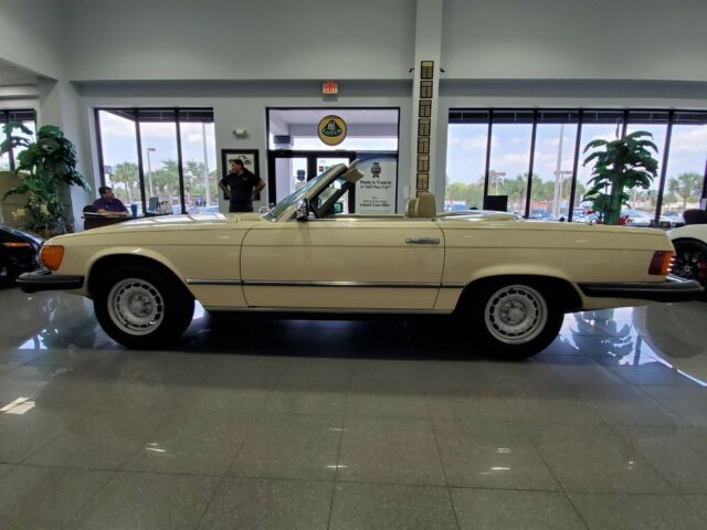 Mercedes-Benz SL-Class 1979 image number 1