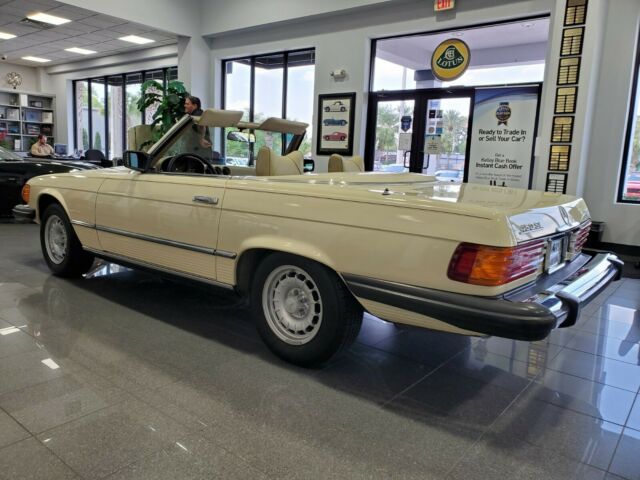 Mercedes-Benz SL-Class 1979 image number 2