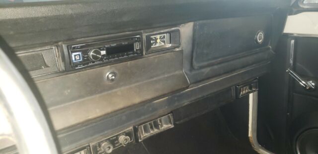 Jeep Cherokee 1977 image number 6