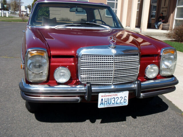 Mercedes-Benz 200-Series 1973 image number 6