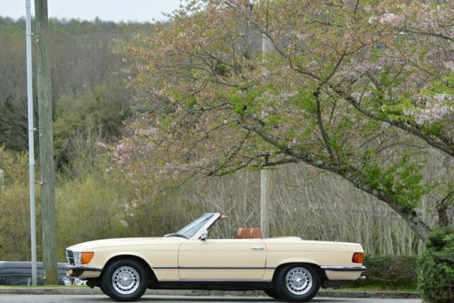 Mercedes-Benz SL-Class 1976 image number 35