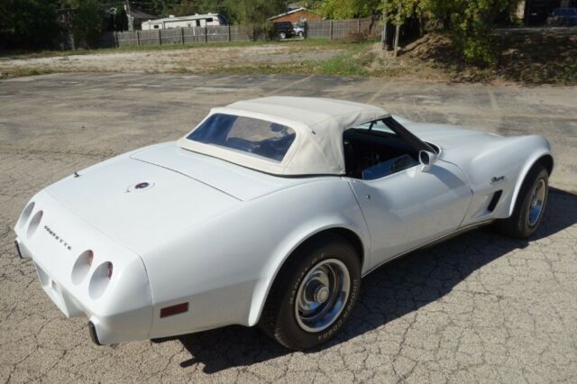 Chevrolet Corvette 1975 image number 19