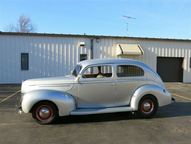 Ford Deluxe Tudor Sedan, 1939 image number 3