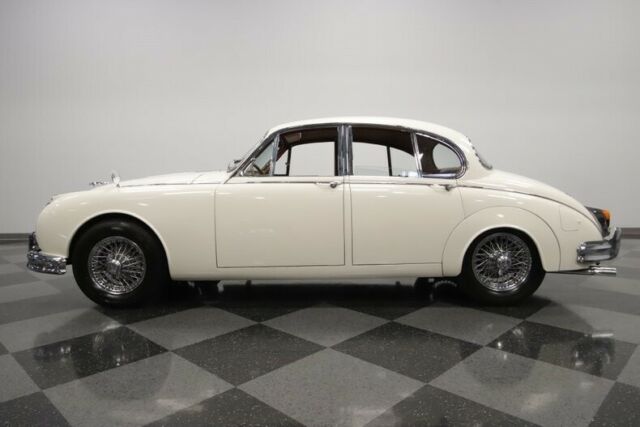 Jaguar Mark II 1961 image number 2