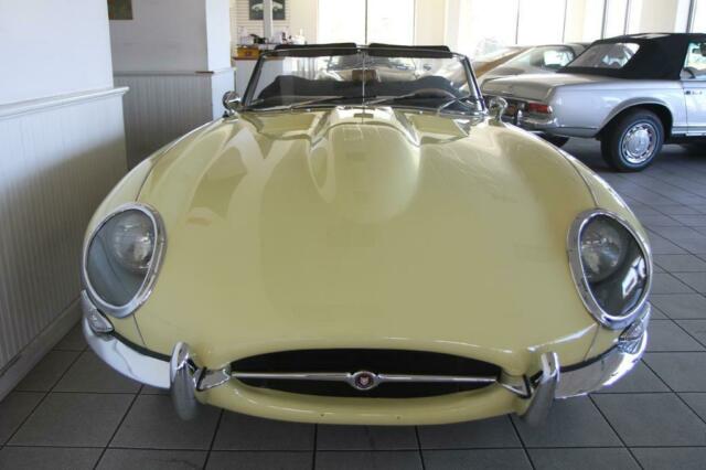 Jaguar E-Type 1967 image number 12