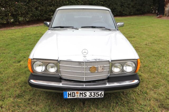 Mercedes-Benz 300-Series 1978 image number 29