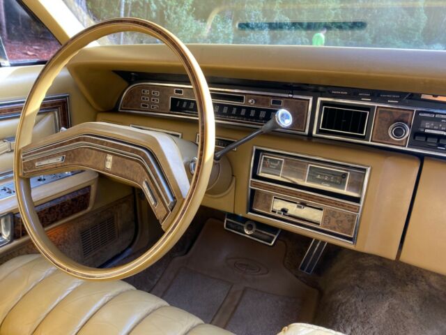 Lincoln Continental 1975 image number 32