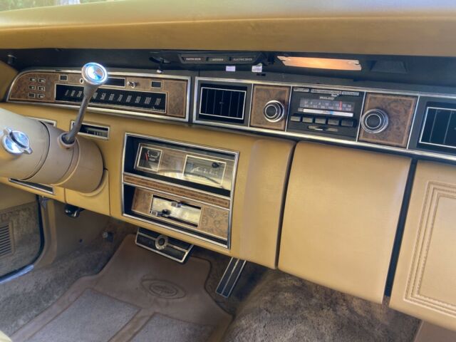 Lincoln Continental 1975 image number 38