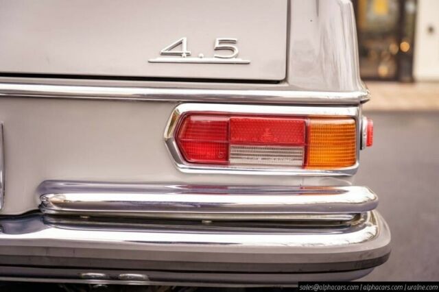 Mercedes-Benz 200-Series 1972 image number 18