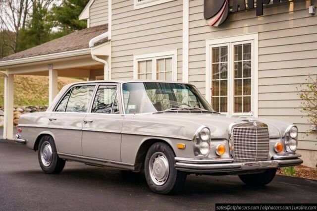 Mercedes-Benz 200-Series 1972 image number 8