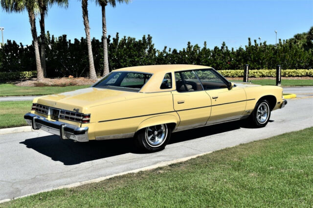 Pontiac Grandville 1975 image number 1