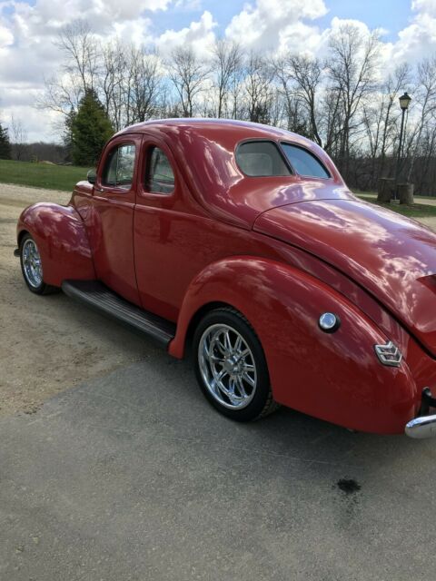 Ford Deluxe 1940 image number 1