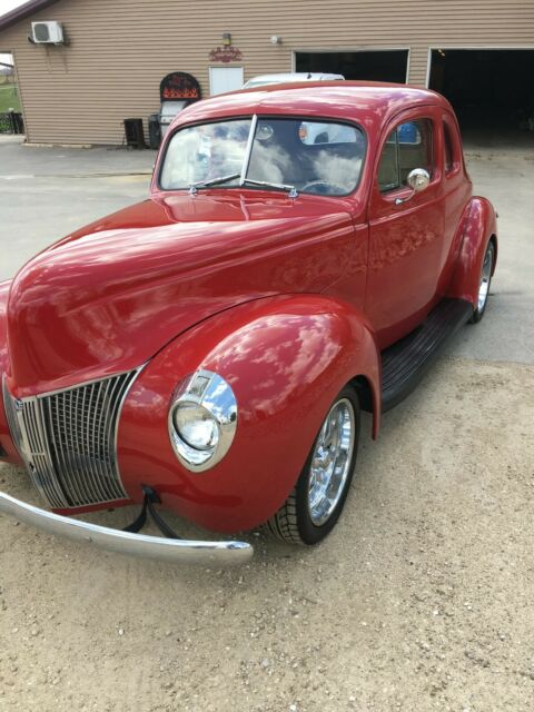 Ford Deluxe 1940 image number 2