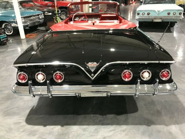 Chevrolet Impala 1961 image number 13