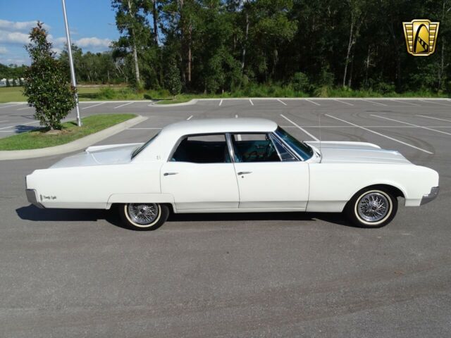 Oldsmobile Ninety-Eight 1966 image number 11