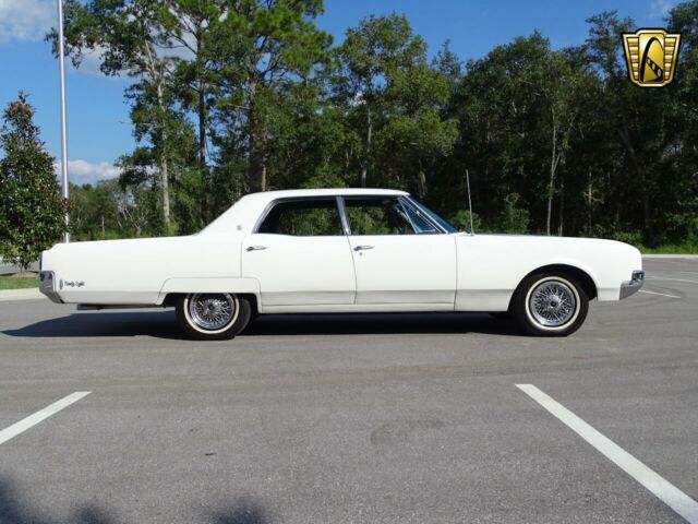 Oldsmobile Ninety-Eight 1966 image number 12