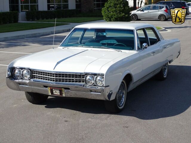 Oldsmobile Ninety-Eight 1966 image number 2