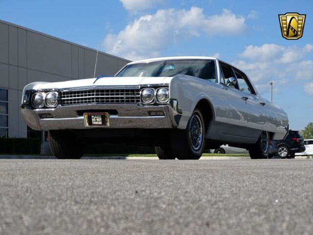 Oldsmobile Ninety-Eight 1966 image number 28