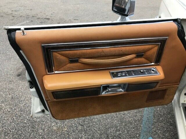 Lincoln Town Car 1978 image number 17