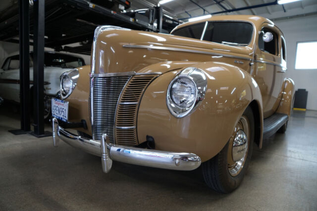 Ford 2 Door Sedan Deluxe 1940 image number 4