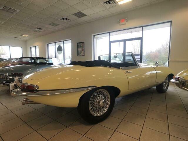 Jaguar E-Type 1967 image number 26