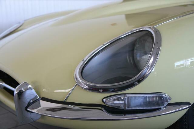 Jaguar E-Type 1967 image number 38