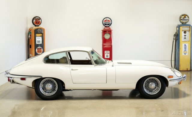 Jaguar E-Type 1970 image number 29