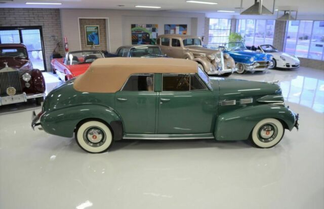 Cadillac Series 62 Convertible Sedan 1940 image number 16