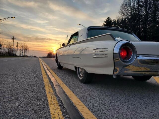 Ford Thunderbird 1961 image number 24