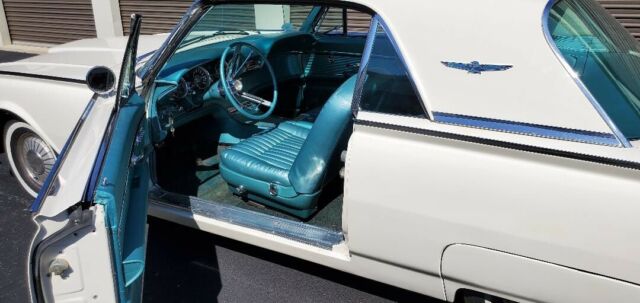 Ford Thunderbird 1961 image number 34