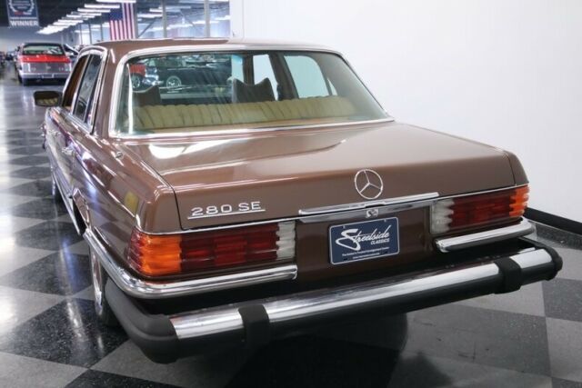 Mercedes-Benz 200-Series 1977 image number 10