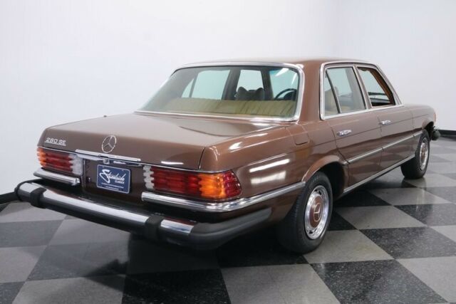 Mercedes-Benz 200-Series 1977 image number 37