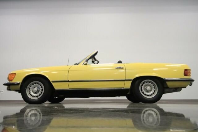 Mercedes-Benz SL-Class 1973 image number 39