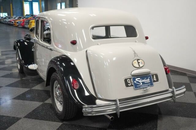 Citroën Traction Avant 1954 image number 10