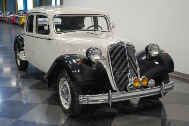 Citroën Traction Avant 1954 image number 18