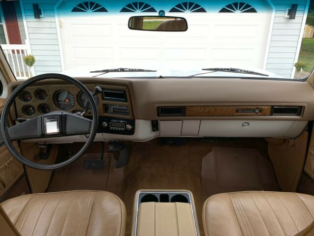 Chevrolet Suburban 1978 image number 18