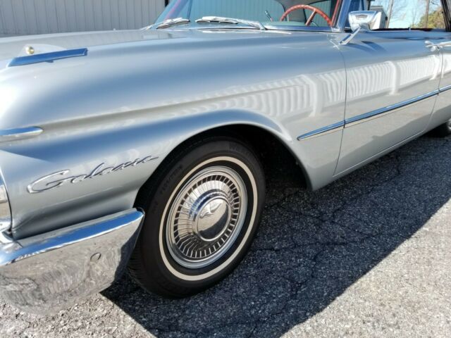 Ford Galaxie 1961 image number 26