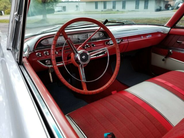 Ford Galaxie 1961 image number 35