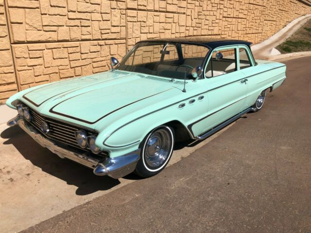 Buick LeSabre 1961 image number 0