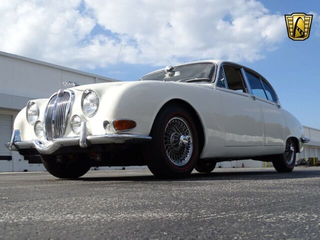 Jaguar S-Type 1967 image number 31