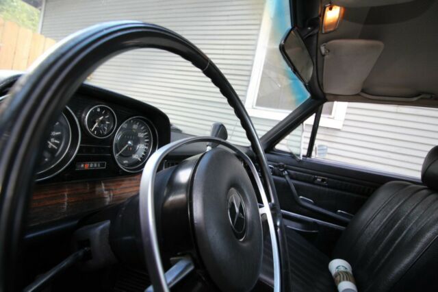 Mercedes-Benz 200-Series 1972 image number 14