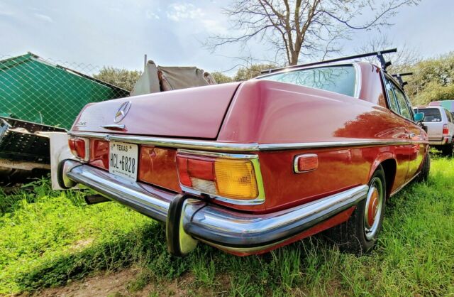 Mercedes-Benz 200-Series 1972 image number 2